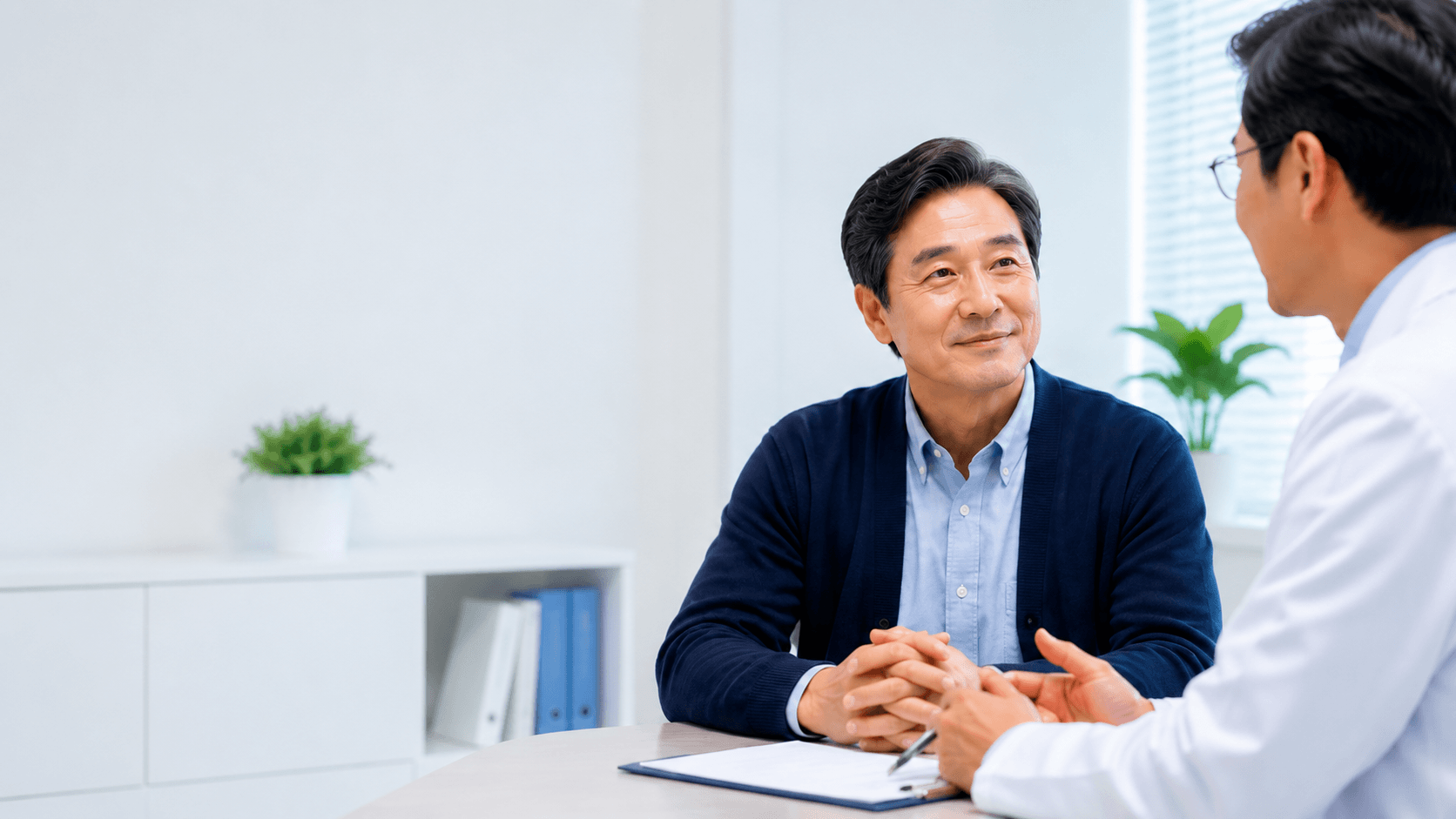 치질 3기 4기 수술 여부를 상담하는 중년 남성과 의료진