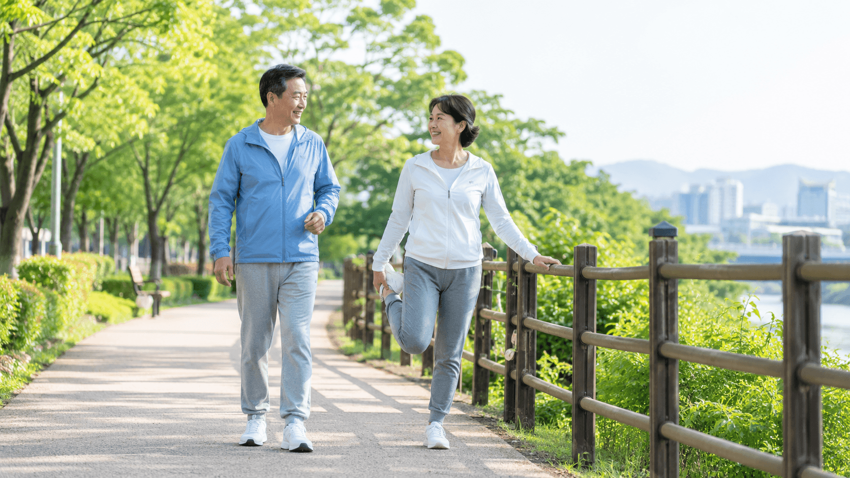 50대 운동 주의사항을 주제로 공원에서 무리하지 않게 걷기와 가벼운 하체 운동을 하는 한국인 중년 남녀